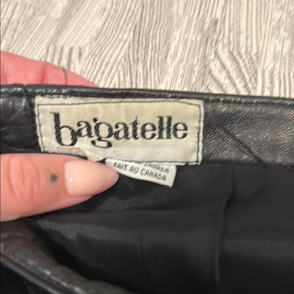 Vintage Elegant Black Leather Skirt - Picture 2 of 6